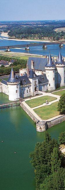 Following the course of the river, discover the Loire Châteaux: Renaissance homes, medieval