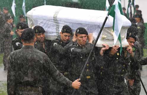 4 Gulf Times FOOTBALL TRAGEDY Brazil mourns fallen football team as funeral held in rain Bodies of 50 players, coaches and staff from the Chapecoense Real club were taken on a funeral procession