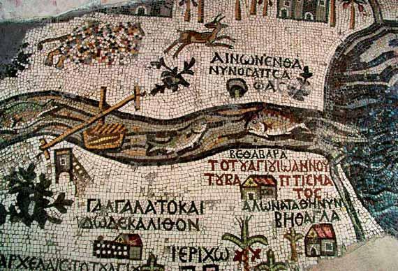 Mappa ta Madaba lvant tiegħu tixref l-għarabja tal-bedwini, fuq in-nofsinhar Machaerus, li kienet it-tieni fortizza tal-lhudija wara Ġerusalemm.