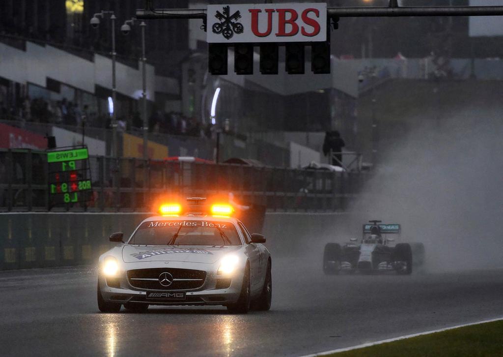 F1 >>> JAPAN Dark day A definitive victory for Lewis Hamilton was overtaken by the terrible late-race