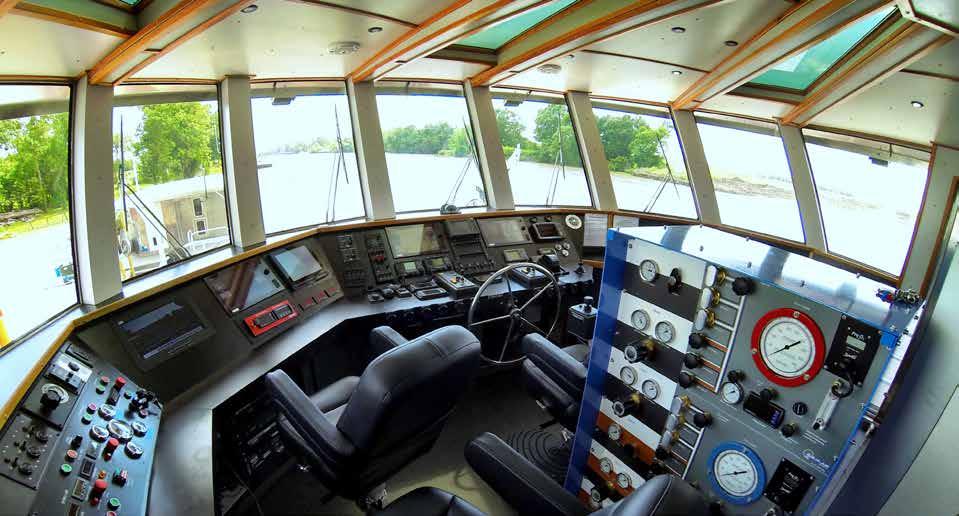 Pilothouse: The most immediately apparent advancement in Metal Shark s Defiant pilothouse design is the use of pillarless glass to substantially enhance visibility.