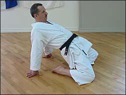 Stretching the quadriceps (photo 3) and buttocks (photo 4), the third and fourth exercises in the sequence, requires