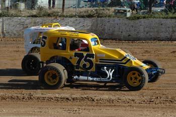 Another man with some adjusting to do may be Victorian Speedcar Club Champion David Crabtree. It is looking extremely probable that Crabby will race the Bob Forbes #27 Maxim this weekend.