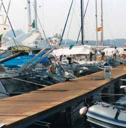 Type AL: has a load-bearing structure in aluminium which is ideal for well sheltered harbours where they combine maximum performance with