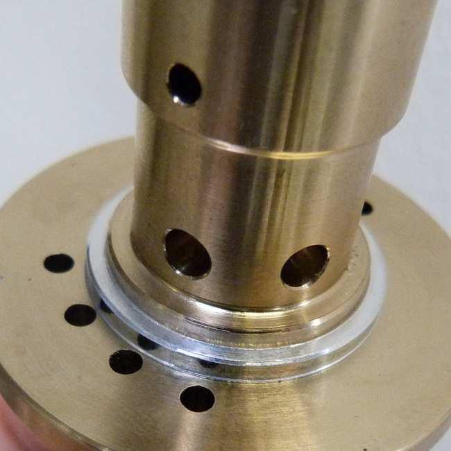 Tighten valve head screws crosswise (tightening torque 35 Nm). Connect pipe connections and tighten.
