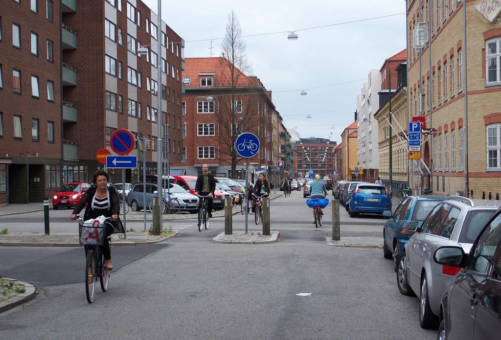 INTERNATIONAL PRACTICE urban designers in the UK and North America. Unfiltered permeability refers to road layouts which provide equal permeability for all modes.