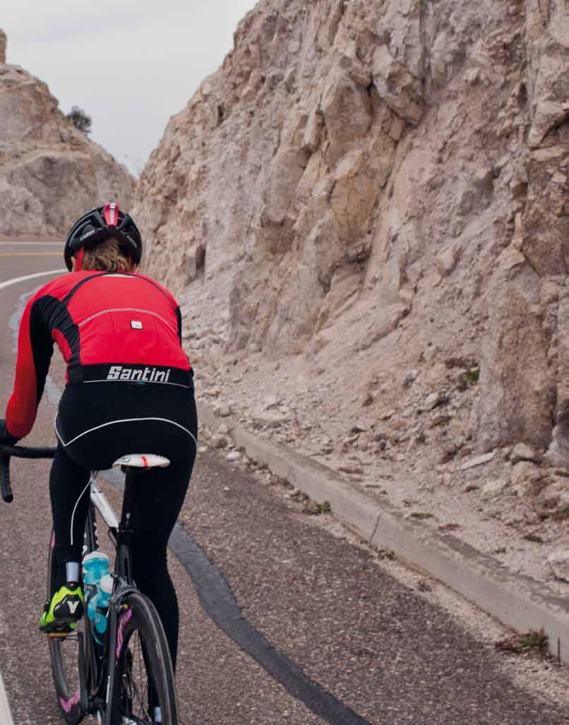 Facing cold temperatures is one of the most difficult challenges for a cyclist. The use of suitable clothing in this case is even more important and can positively affect your workout.
