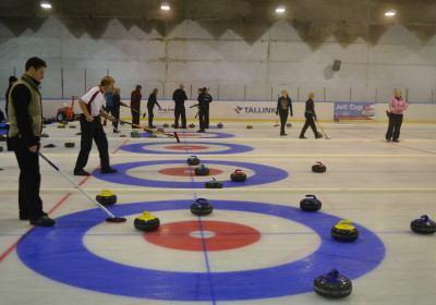 Ice curling lesson Curling takes you into the world of keen look,