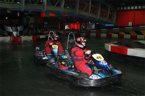 The driver can first get acquainted with the kart and the track at the warm-up drive.