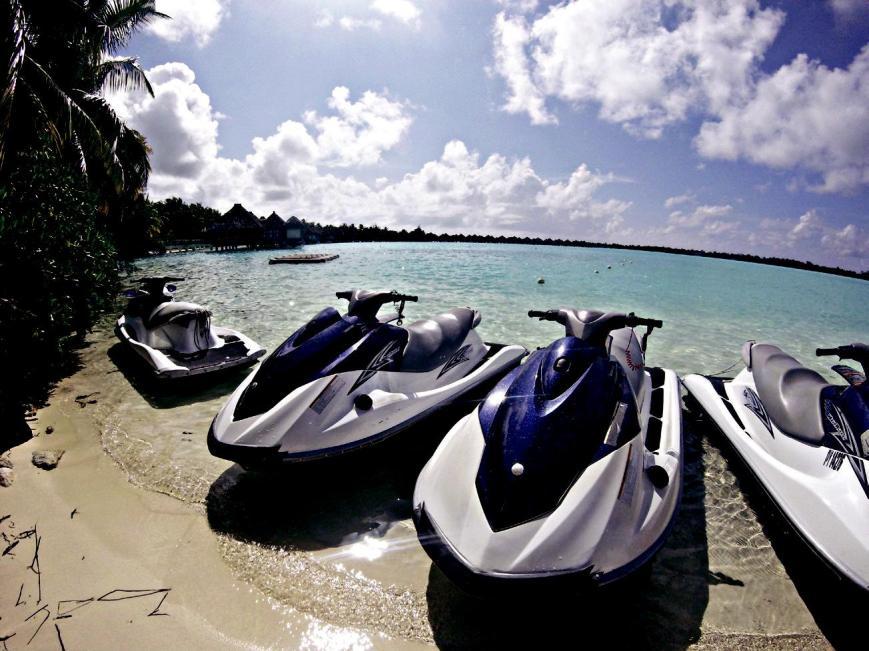JET SKI LAGOON CIRCLE Guided Jet Ski Island tour Drive your own Jet Ski all around the main island and follow the guide who will show you the beauty of Bora Bora.