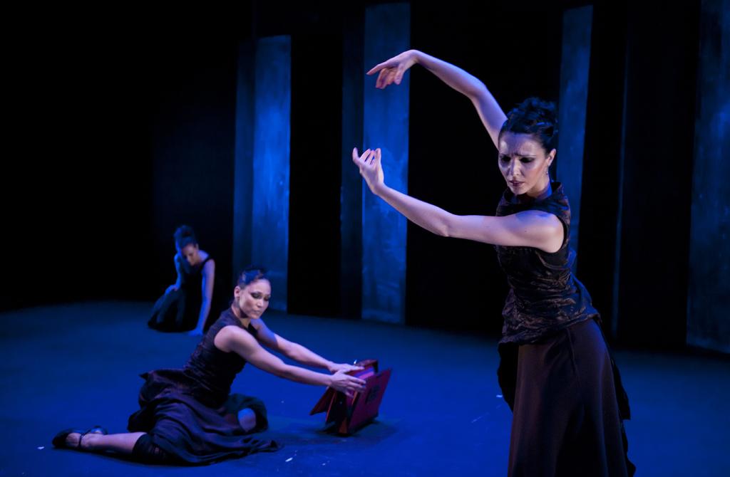 Flamencos en route Dance Company canto amor 3 Press comments... magnificent interpretation of the myth or Orpheus a dance theater with strong, poetic images.