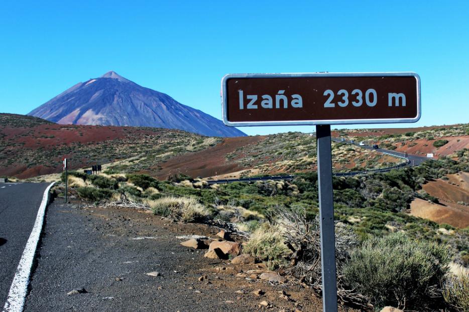 Day 06: El Medano to Teide (127km, 3100m ascent) Descending to the South Coast and the town of El Médano, (incidentally the kite surfing capital of Tenerife so let s hope for a tail wind) is the