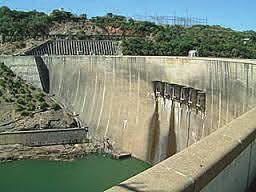 Given the age (50 years) of the spillway s hydro-mechanical equipment and upstream grooves ZRA is proposing the replacement