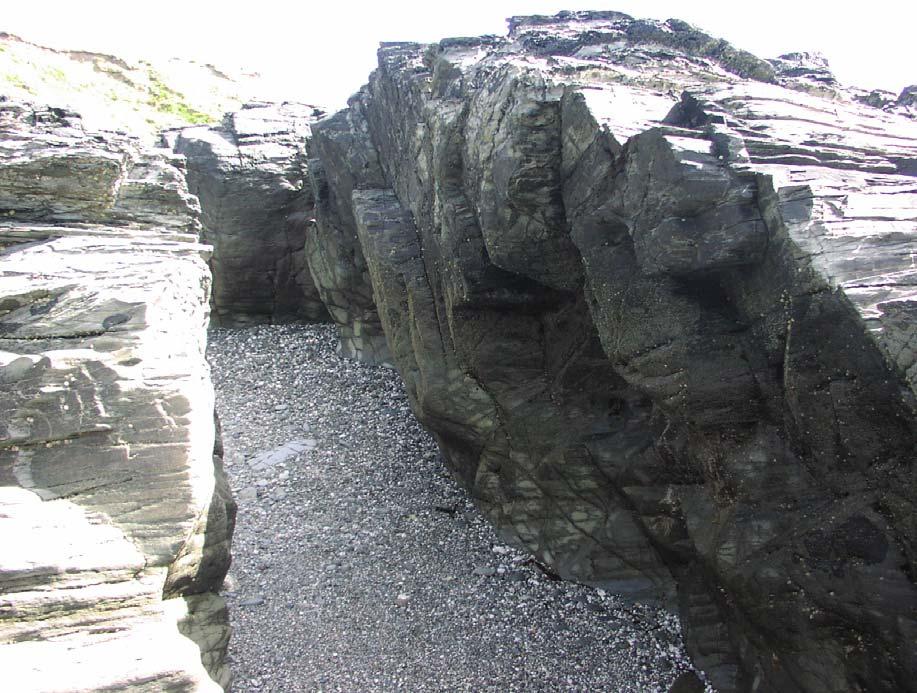 Godrevy : The gullies South Gully 64 65 66 67 68 69 63 63 64 65 66 67 68 69 63 6b The blunt arėte, fingery and powerful moves to a mantleshelf finish 64 4b The wall using a big hole at chest height