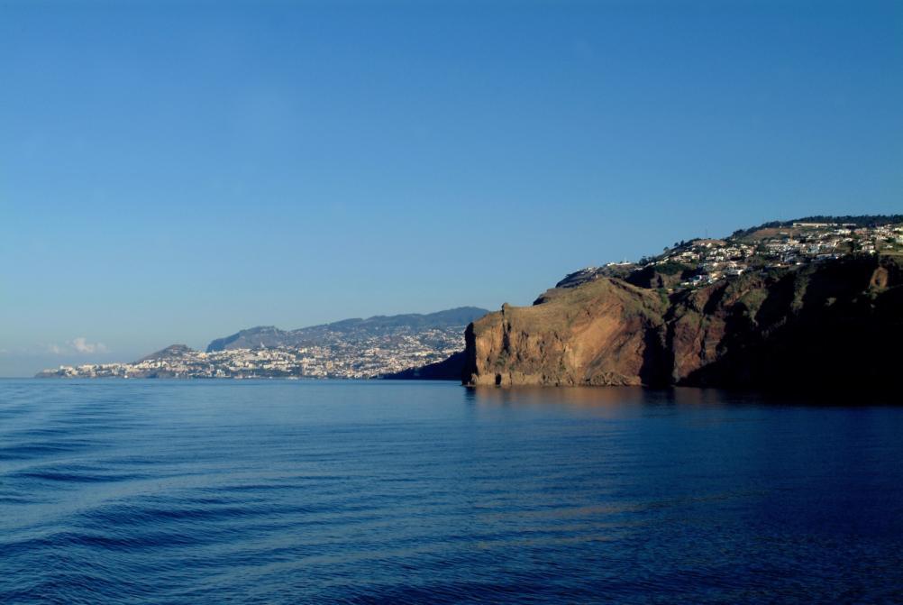 Funchal Madeira Portugal Total area (km 2 ) 76 801 92.090 Total inhabitants (thousands) Population density (inhab./km 2 ) 112 267 10.562 1.