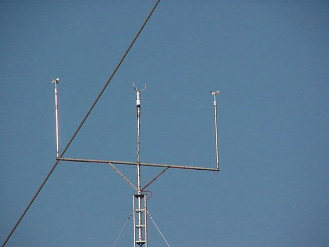 Figure 6-4. Side view of mounting of sensors on 25m mast. 1,6m North MM1.25 WD 25 0,4m WS S WS M 6,5m 11,4m 240º 3m 4,5m Figure 6-5.