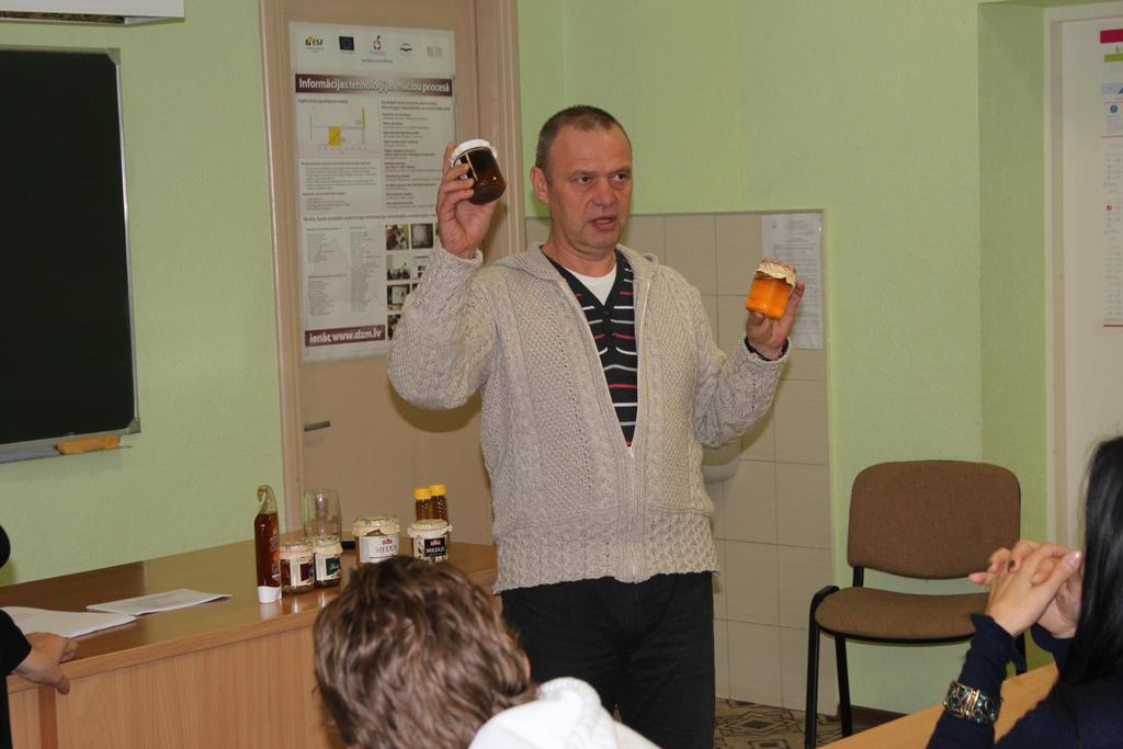 Uzņēmējs Aigars Rezgalis prezentē SIA VINNIS medus produkciju Cēsu 2.