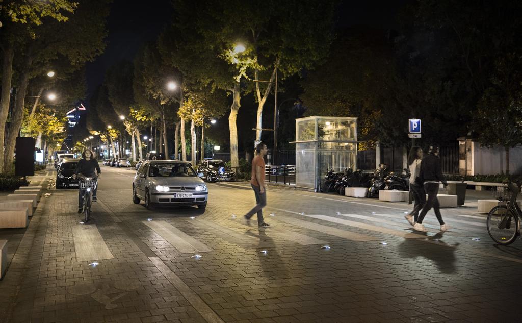 Safety marking Pedestrian crossing in Neuilly sur Seine Photo Claire-Lise Havet Solar / Extra Low Voltage