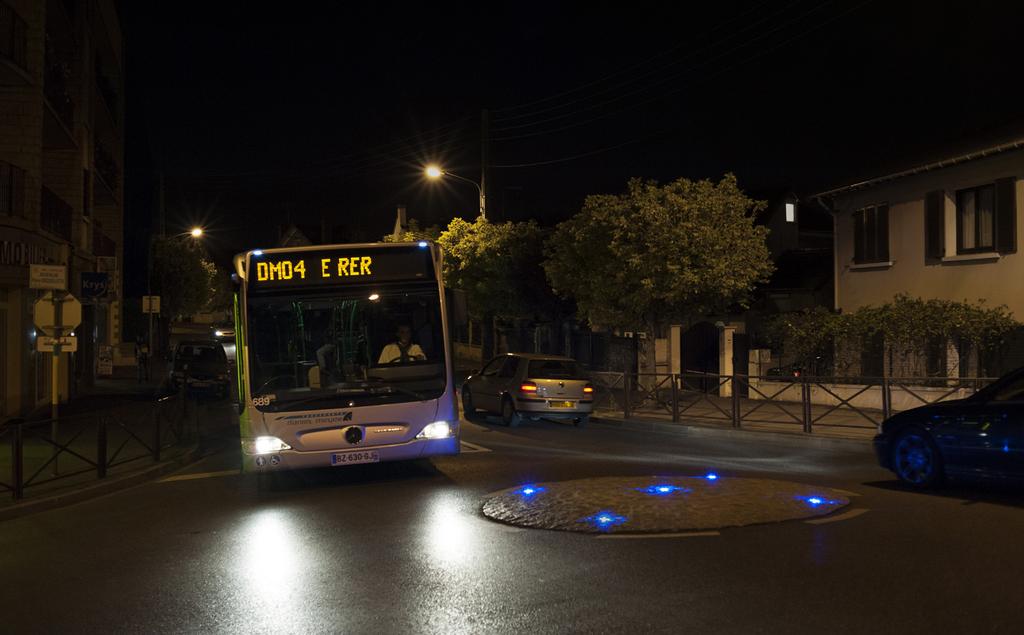 Safety marking Mini roundabout in Viry-Chatillon Photo Karolina Samborska Extra Low Voltage (ELV) ECO-870 For optimising user safety on busy roads, and in industrial areas, ports and airports 13,2