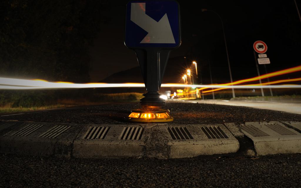 Safety lighting Border of traffic island in Isère Photo Michaël Angot Solar ECO-250 For signalling impassable obstacles, borders of traffic islands, roundabouts, chicanes and central reservations 169