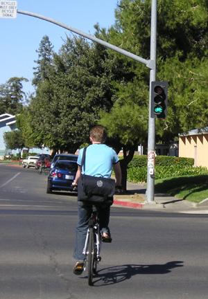 METRO BICYCLE TRANSPORTATION STRATEGIC PLAN Intersection Treatments SIGNAL TIMING Purpose To provide sufficient time for bicyclists and pedestrians to fully cross the street without having to rush