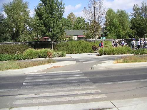 Kern County Bicycle Master Plan and Complete Streets Recommendations 203 Class I Bikeway: Roadway Crossings While at-grade crossings create a potentially high level of conflict between Class I