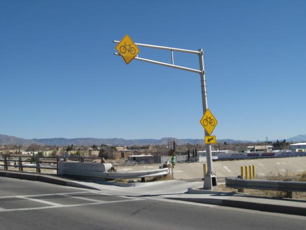 Kern County Bicycle Master Plan and Complete Streets Recommendations 205 Class I Bikeway: Marked/Unsignalized Crossings If well-designed, multi-lane crossings of higher-volume arterials of over
