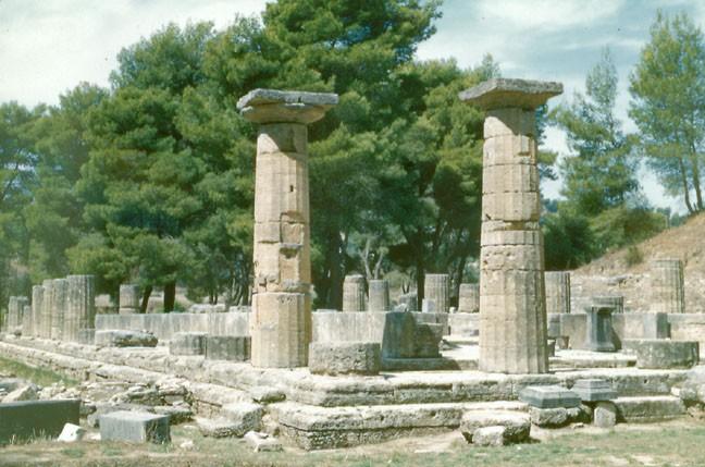1 OLIMPIJA Mestece Olimpija je ležalo na ozemlju Elide na zahodu Peloponeza, kakšnih dvajset kilometrov od obale, v zeleni dolini rečice Alpheos. Ozemlje Olimpije je bilo šteto kot sveto.