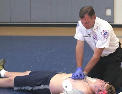 Adult Manikin and AED Trainer Stand Clear: Don t touch the victim while the AED is analyzing or charging.