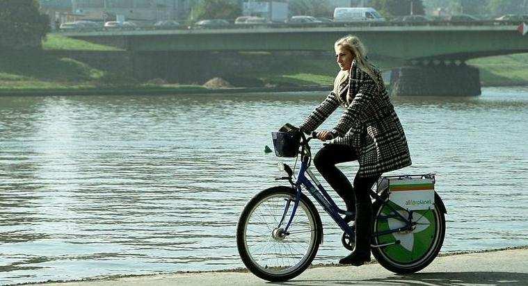 Country overview (a)2009. Population (a) Net income (a) Bicycle ownership 38,138,000 4,732.44 /person*year 63% of households has at least one bike Table 1-1: Facts and figures of Poland.
