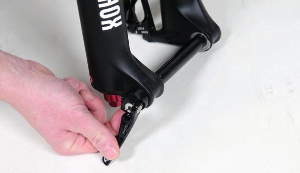 eng INSERTING THE FRONT WHEEL - ROCKSHOX