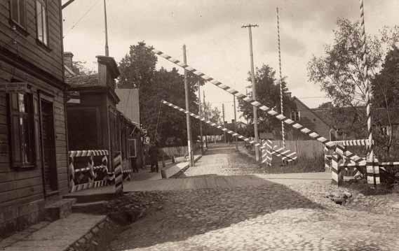 The Valga / Valka border checkpoint in the 1920s / 1930s In 1918 to 1920, Valga s population was split nearly evenly between Estonians and Latvians, and there was no successful way to divide the city.