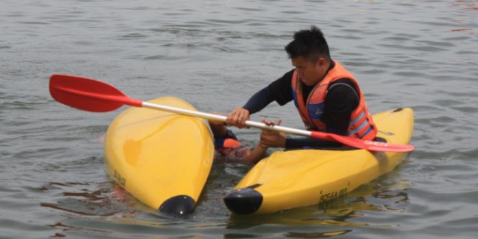 5 6 Once kayaker have secured the nearest hand of the victim,
