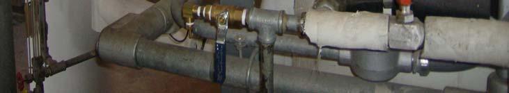 Close the red gauge valve on the bottoms line (see Figure 2).