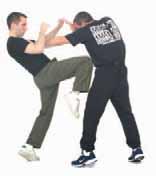 Long knee to the body Short knee This is the opposite of the long knee. Often used to counter tackles, the knee is raised quickly to hit the opponent in the head if he s dropped his guard.