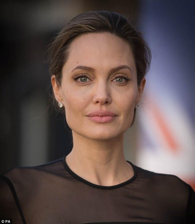 Angelina Jolie's square chin is also considered to be beautiful and striking. Completely square at the bottom, it suits both sexes 3.