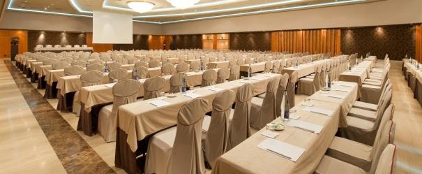conference facilities and easy communications service to anywhere in the city as well as the airport.