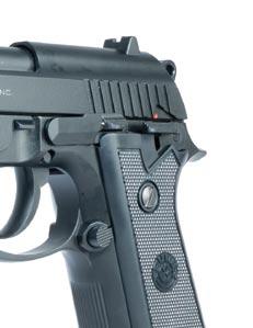 Many models were introduced. The capacity of the magazine varied from 10 to 17 shots depending on the caliber (9 mm or.40 S&W). This version of the PT92 in CO 2 is especially appealing.