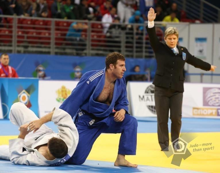 Slika 9. Sojenje na velikem tekmovanju (Evropska judo unija, 2014). Slika 9 prikazuje sodnico Nušo Lampe med sojenjem na tekmovanju European Open v Sofiji leta 2014.