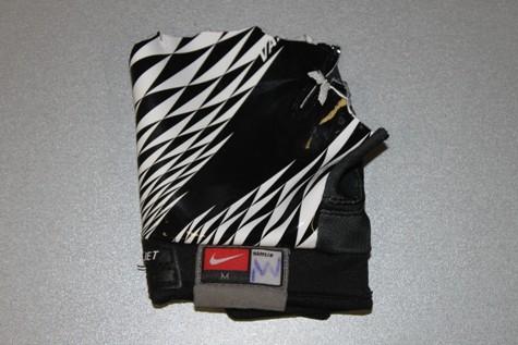 glove 10: Detail of the worn