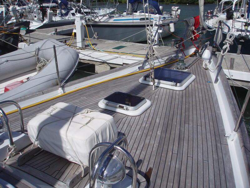 a Reckman roller furler, controlled via a furling line from the cockpit. The inner forestay goes to the second spreaders, and is used to set a full-hoist heavy staysail on hanks or a storm jib.