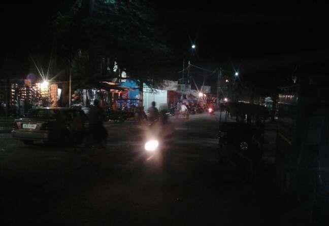 Along the Sarita Vihar residential area, certain stretch is lit but some part is poorly lit.