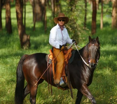 KAYE THOMAS 3 STAR PARELLI INSTRUCTOR SENIOR HORSE DEVELOPMENT SPECIALIST S P E C I A L P O I N T S O F I N T E R E S T : I S S U E 1 F E B R U A R Y 2 0 1 1 2011 EVENTS THE NEW HYBRID CRUISER SADDLE