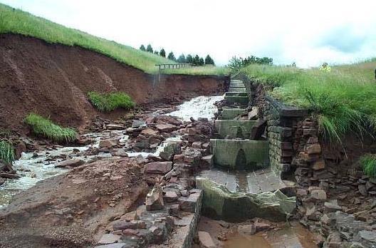 Recent near misses & dam incidents Ulley dam spillway failure in 2007 The causes: Masonry blocks plucked out due to turbulence.