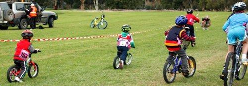 barriers requiring the rider to dismount quickly, carry or push the bike over the obstacle and then remount. Think of a combination between criteriums, mountain biking and cross-country running!
