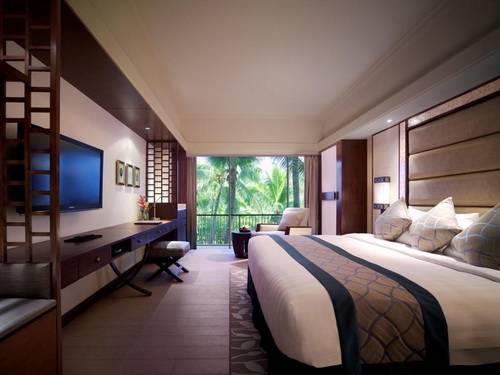 1500H Transfer to Shangri-La s Mactan Resort & Spa Situated on tropical Mactan island in Cebu,