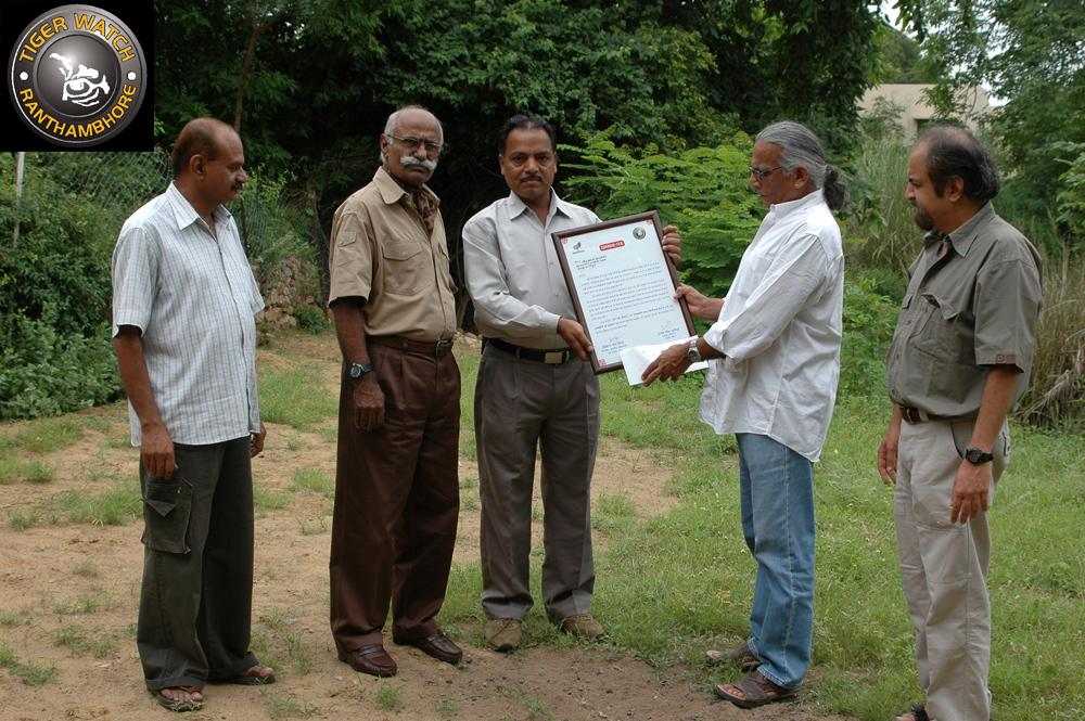 2. Mr. Omprakash Sharma, Forester Omprakash Sharma Being Awarded by John Singhji Also in the picture Rajiv Singh, Fateh Singh Rathore and Ashutosh Mahadevia Mr.