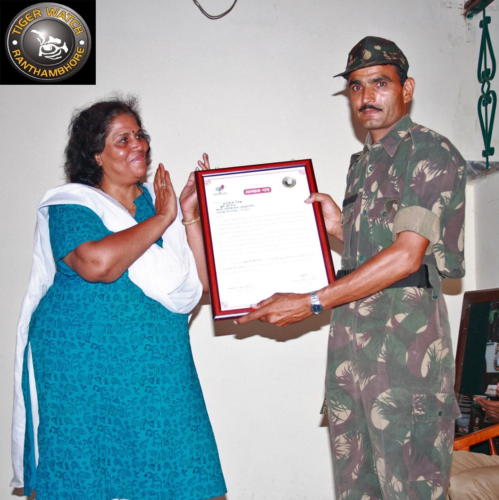 7. Mr. Jagdish Singh Green Teacher Madhu Bhatnagar presenting award to Jagdish Singh Jagdish Singh- ex-army personnel, posted at Khandar range.