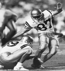ALL-AMERICAN BRUINS #68 Frank Cornish Frank played center in 1986-87-88-89 Earned All-America honors in 1989 Three-year starter (1987-88-89) and started all 35 games during that span UCLA s offensive