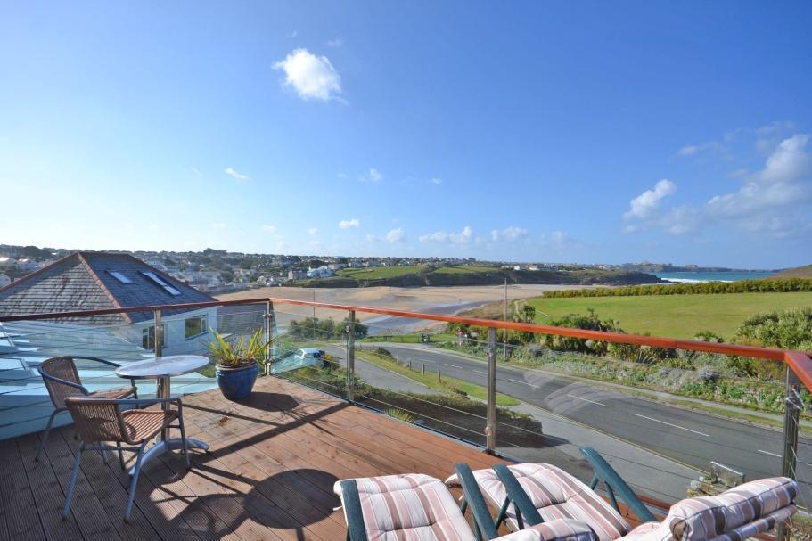 3 DESCRIPTION The Windward is a very prominently located detached thirteen en-suite bedroomed hotel with an attached two bedroomed owner s accommodation to the side.